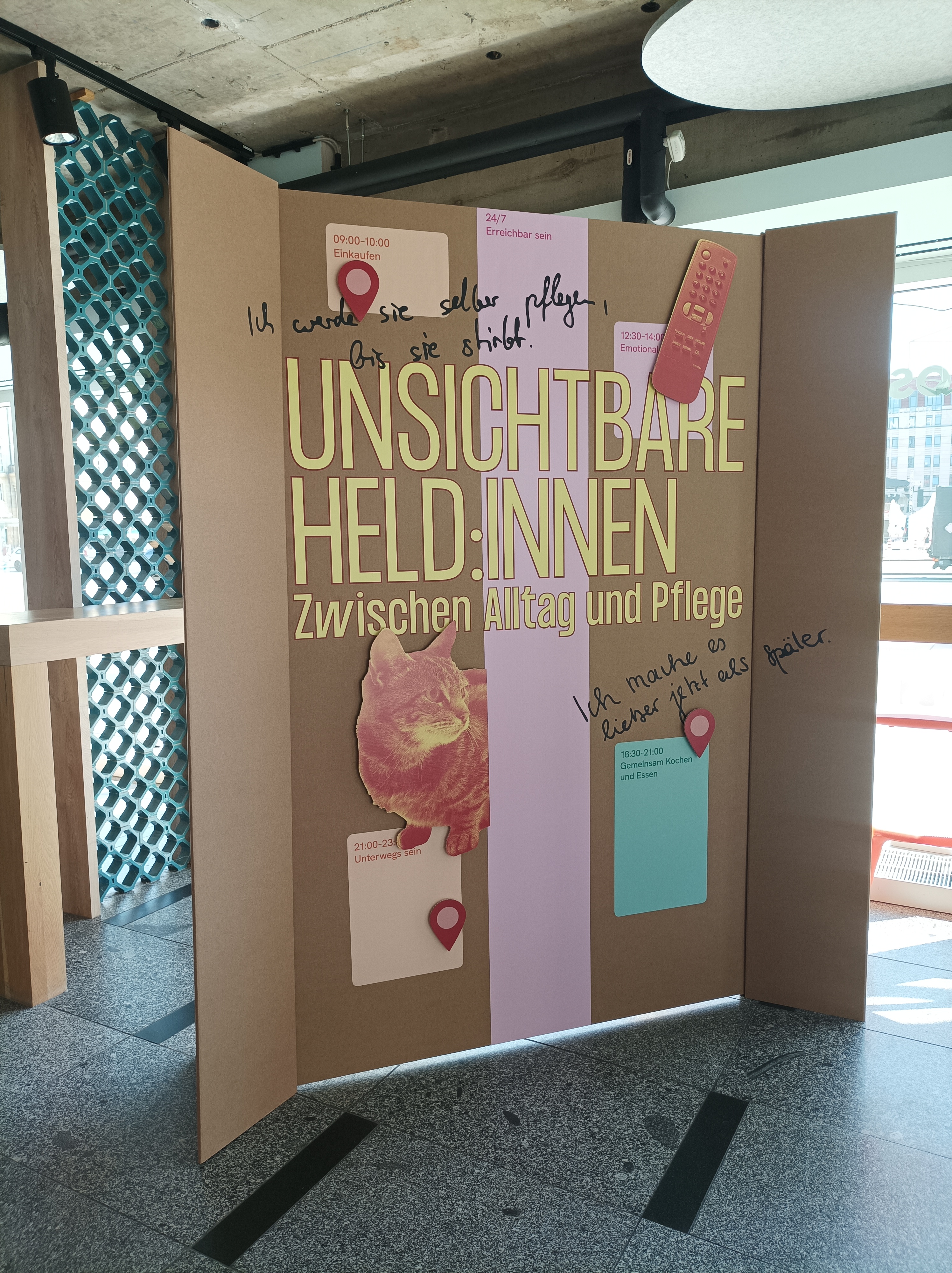 Bild von einer Ausstellungswand der Ausstellung Unsichtbare Heldinnen